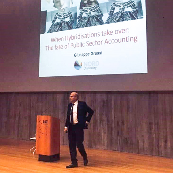 Giuseppe Grossi, professor i f&ouml;retagsekonomi, p&aring; APIRA-konferensen i Aukland, Nya Zeeland.