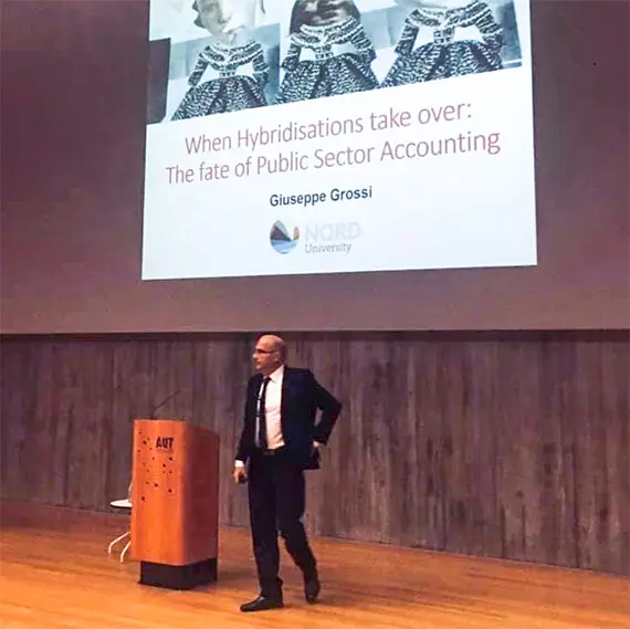 Giuseppe Grossi, professor i företagsekonomi, på APIRA-konferensen i Aukland, Nya Zeeland.