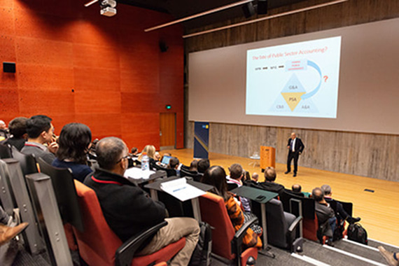Giuseppe Grossi, professor i f&ouml;retagsekonomi, p&aring; APIRA-konferensen i Aukland, Nya Zeeland.