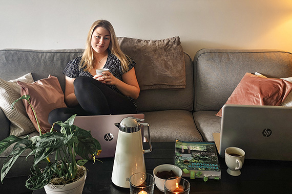 Grundl&auml;rarstudenten Linnea Sk&ouml;ld i en av sina nya studiemilj&ouml;er.