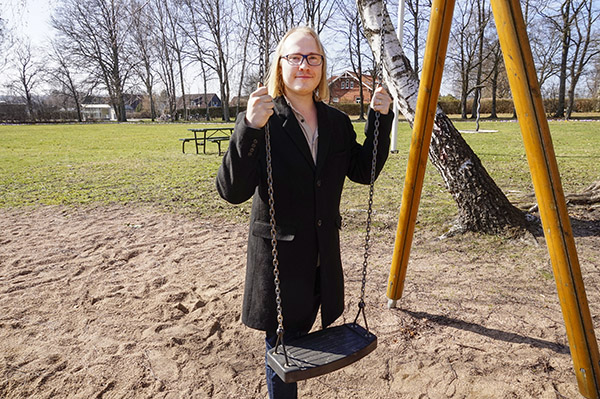 Det kanske ser ut som en ordin&auml;r gunga. Men snart ska studenten Christoffer Emilson f&ouml;rse den med en sensor som avger information om dess r&ouml;relser.