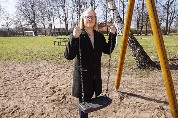 Det kanske ser ut som en ordin&auml;r gunga. Men snart ska studenten Christoffer Emilson f&ouml;rse den med en sensor som avger information om dess r&ouml;relser.