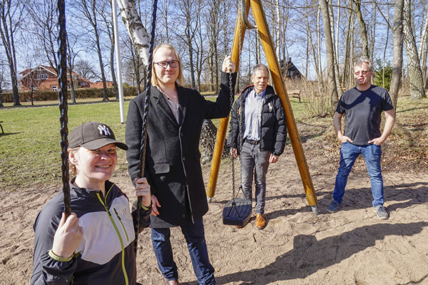 Studenten Christoffer Emilsson uppskattar att f&aring; testa innovationer i verkligheten &ndash; som p&aring; en lekplats i Veber&ouml;d. N&auml;rmast syns Emma Axklo, och bakom Christoffer st&aring;r Fredrik Frisk och Jan Malmgren.