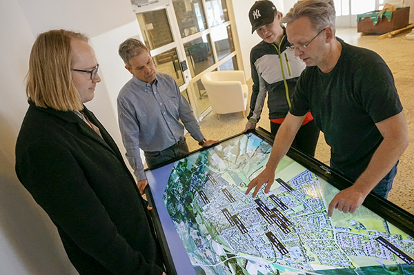 Jan Malmgren fr&aring;n Smarta Byar visar p&aring; den virtuella kartan var de olika sensorerna &auml;r utplacerade i byn. 