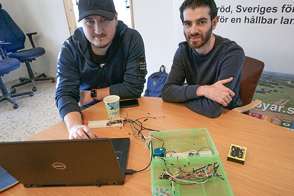 Studenterna Nedim Jazavac och Hikmat Tatari arbetar med en innovation som ska m&auml;ta luftf&ouml;roreningarna i Veber&ouml;d. 