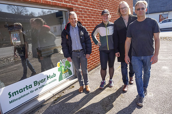 Fredrik Frisk, universitetslektor i datateknik, till v&auml;nster, hoppas p&aring; fler samarbeten mellan Smarta Byar och H&ouml;gskolan Kristianstad, och Emma Axklo, Christoffer Emilsson och Jan Malmgren h&aring;ller med.