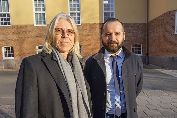 Att l&auml;ra studenter att skriva kod handlar inte bara om att f&ouml;ra &ouml;ver kunskap, utan snarare om att bygga relationer, menar Montathar Faraon (h&ouml;ger) och f&aring;r medh&aring;ll fr&aring;n Kari R&ouml;nkk&ouml; (v&auml;nster).