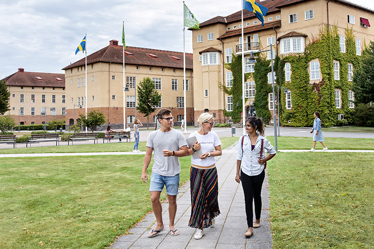 Studenter g&aring;r p&aring; H&ouml;gskolan Kristianstads campus.