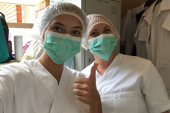 Sjuksk&ouml;terskestudenterna Anna och Emelie