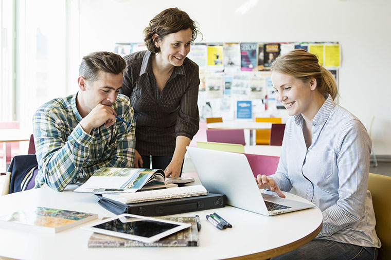 L&auml;rare runt bord. Foto: Maskot Bildbyr&aring; AB/John&eacute;r