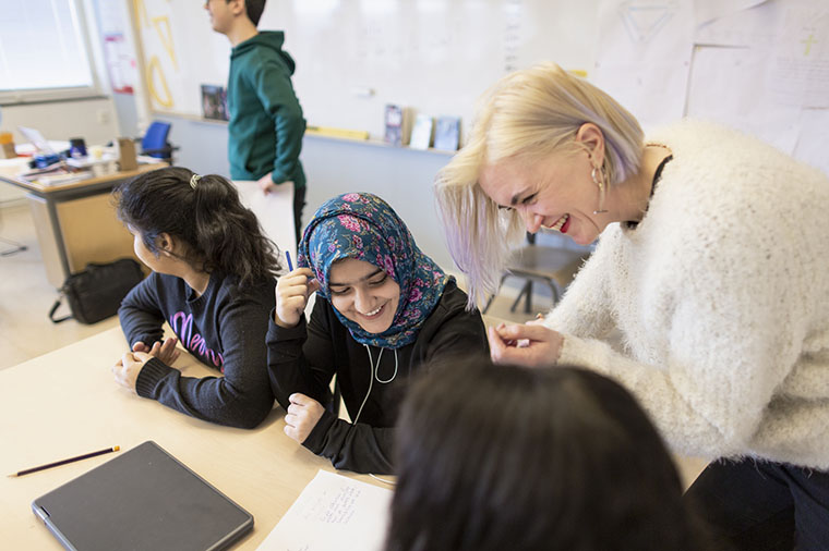 Elever f&aring;r hj&auml;lp av l&auml;rare. Foto: John&eacute;r Bildbyr&aring;.