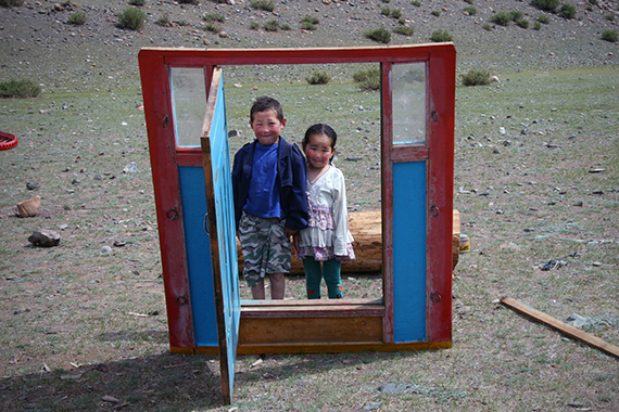 I Mongoliet &auml;r det normala att vara nomad. D&ouml;rren tillh&ouml;r en jurta, den bostad mongolerna flyttar med sig under &aring;rets cykler.