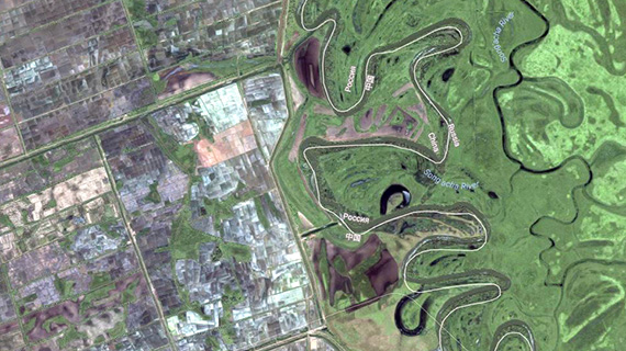 Extrem skillnad i hur Kina och Ryssland bedriver jordbruk p&aring; var sin sida av gr&auml;nsfloden Songacha i Chankasj&ouml;ns v&aring;tmarksomr&aring;de.