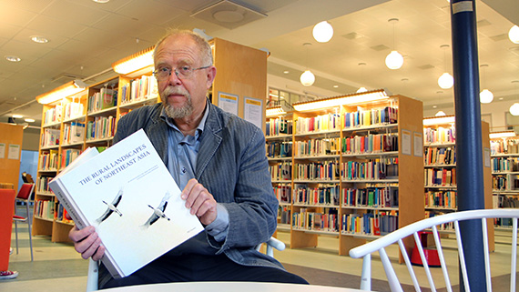 F&ouml;rfattaren Urban Emanuelsson &auml;r biolog i grunden har kulturlandskap som specialitet, och tilldelades professors namn av regeringen 2007.