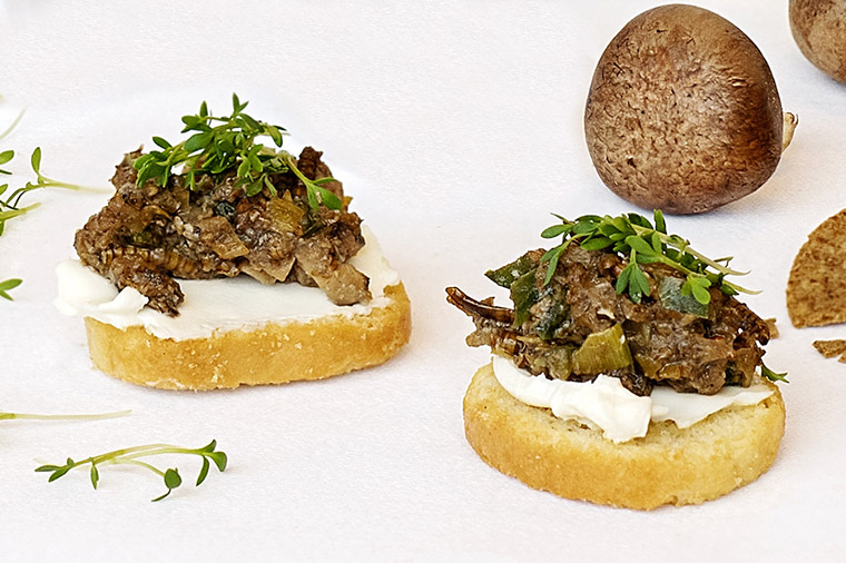 Maskenade med mj&ouml;lmask.