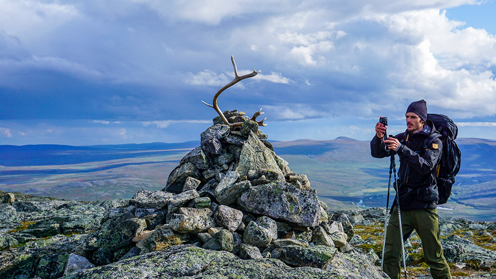 Christos Papadopoulos, som nyligen avslutat en l&aring;ng karri&auml;r som volleybollproffs i Grekland, fascineras av renhornet p&aring; toppr&ouml;set p&aring; Lulep Gierkav. Foto: Amanda Fagerlund