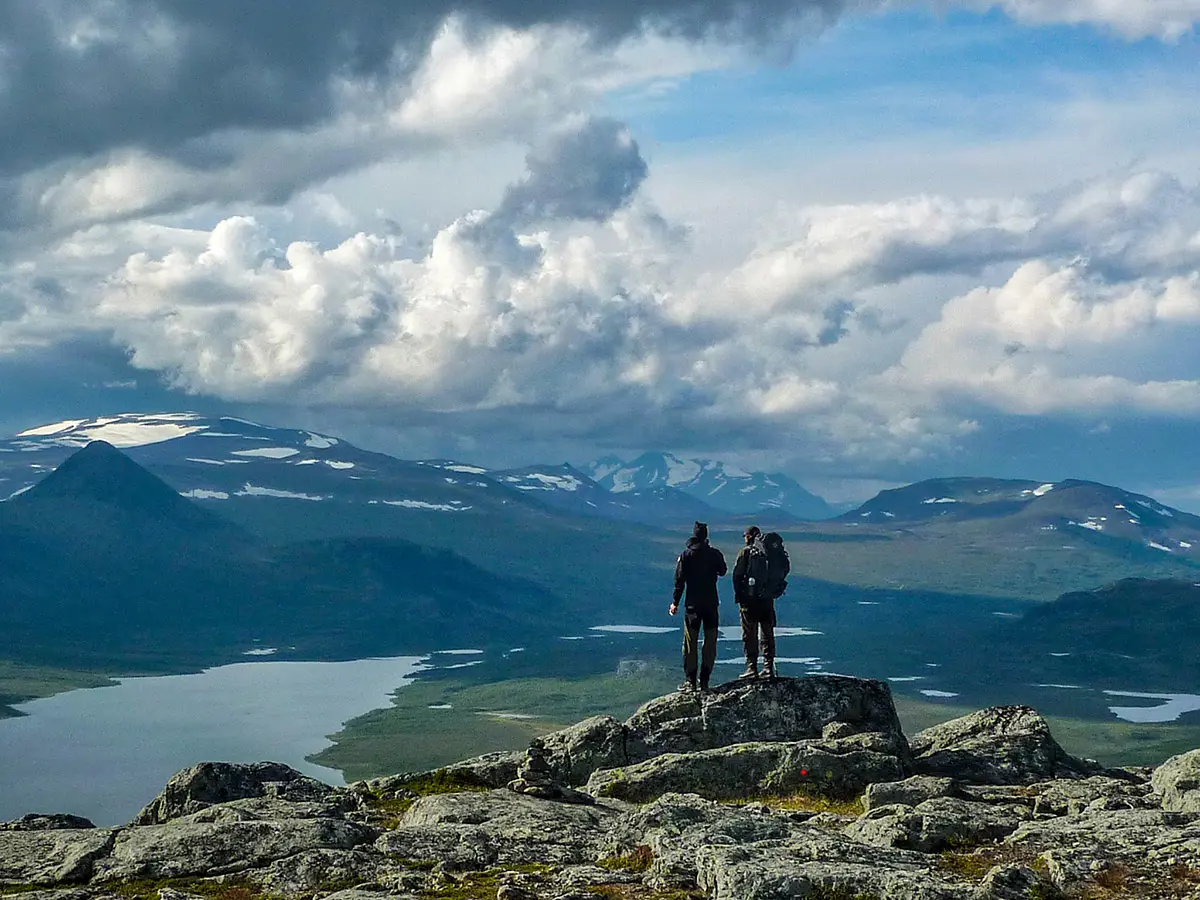 Fr&aring;n toppen av Lulep Gierkav syns fj&auml;llmassivet Akka 4,5 mil bort. P&aring; lulesamiska betyder &Aacute;hkk&aacute; &rdquo;gammal kvinna&rdquo;. Stortoppen m&auml;ter 2&nbsp;016 meter &ouml;ver havet och ner till foten &auml;r det omkring 1&nbsp;563 meter, vilket &auml;r den h&ouml;gsta prim&auml;rfaktorn (niv&aring;skillnaden) i landet. Akka gav ocks&aring; namn &aring;t ledarg&aring;sen i Selma Lagerl&ouml;fs bok Nils Holgerssons underbara resa genom Sverige. Foto: Fabian Rimfors