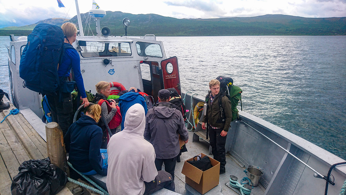 Vid kajen i Kebnats b&ouml;rjar v&auml;gl&ouml;st land. M/S Langas, d&ouml;pt efter sj&ouml;n, tar oss till andra sidan d&auml;r Saltoluokta fj&auml;llstation v&auml;ntar som porten till vildmarken. Foto: Fabian Rimfors