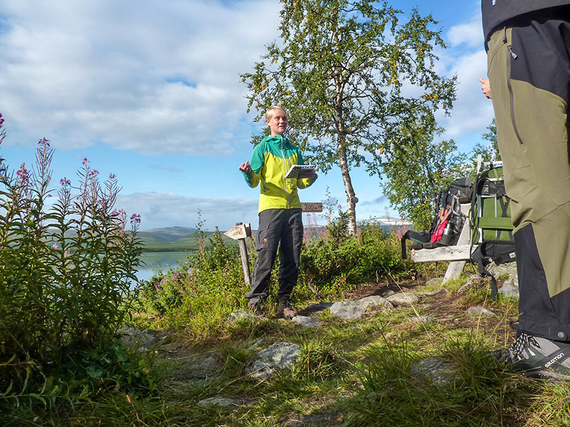 Bakom Amanda kommer stratocumulus smygande snett emot oss. Stratocumulus &auml;r ett huvudmolnslag som bildas n&auml;r cumulusmoln sjunker samman i brist p&aring; v&auml;rme fr&aring;n marken. Dessa moln ligger p&aring; mellan 600 meter och 2 000 meters h&ouml;jd. Foto: Fabian Rimfors
