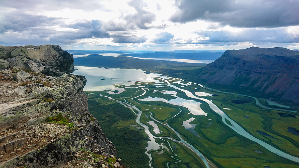 Om Rapadalen mot nordv&auml;st &auml;r dramatisk s&aring; &auml;r vyn &aring;t sydost desto fridfullare. P&aring; andra sidan sj&ouml;n L&aacute;jt&aacute;vrre, tynar fj&auml;llen bort ett efter ett i fj&auml;rran. Foto: Fabian Rimfors