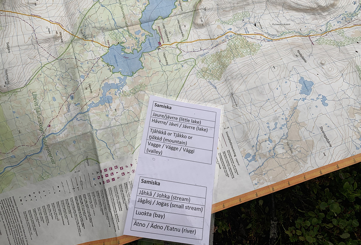 Pl&ouml;tsligt f&aring;r namnen p&aring; kartan ett sammanhang och f&ouml;rklaring. Bara genom att l&auml;ra sig n&aring;gra samiska ord &ouml;ppnas en ny v&auml;rld att navigera i, d&auml;r kartan knappt beh&ouml;vs. Foto: Therese Igelstr&ouml;m