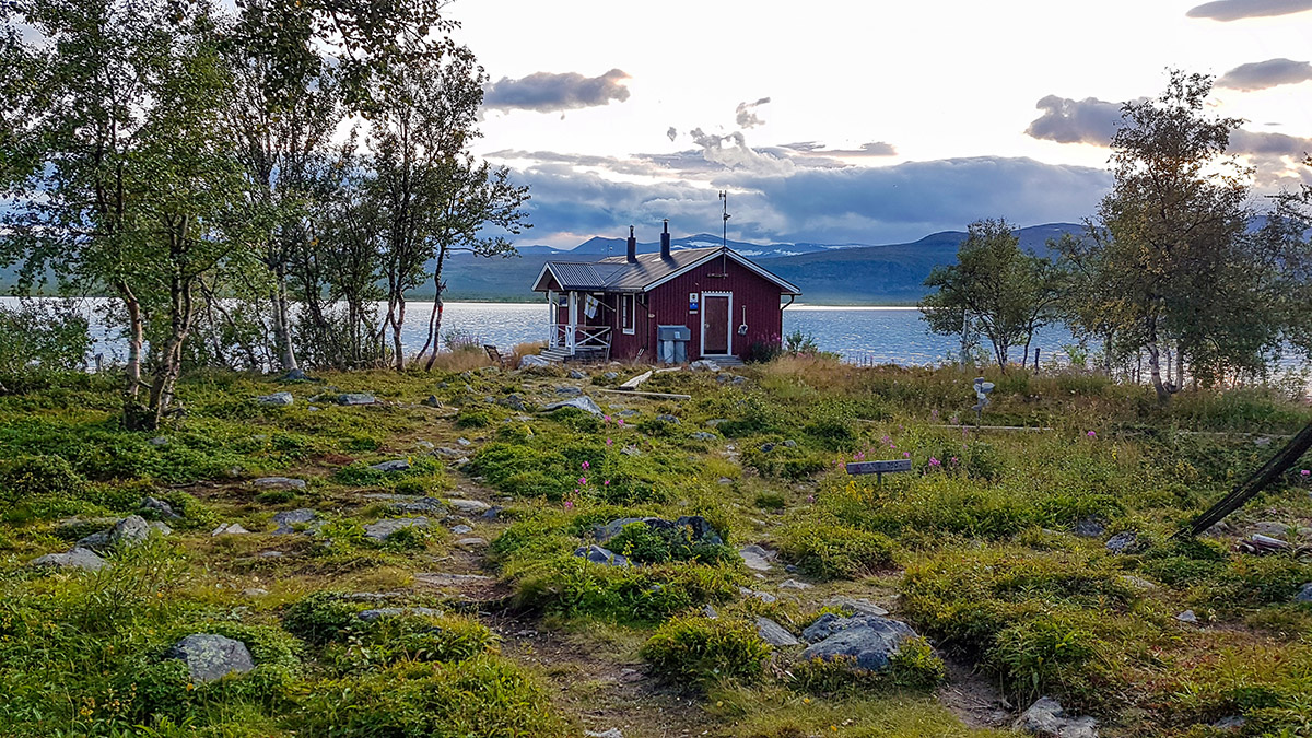 Sitojaure &auml;r fritt fr&aring;n el och kranvatten. Bekv&auml;mligheten ligger i enkelheten och n&auml;rheten till naturen, ett stenkast fr&aring;n ett av Sirges samebys sommarvisten. Foto: Johanna Gr&ouml;nroos