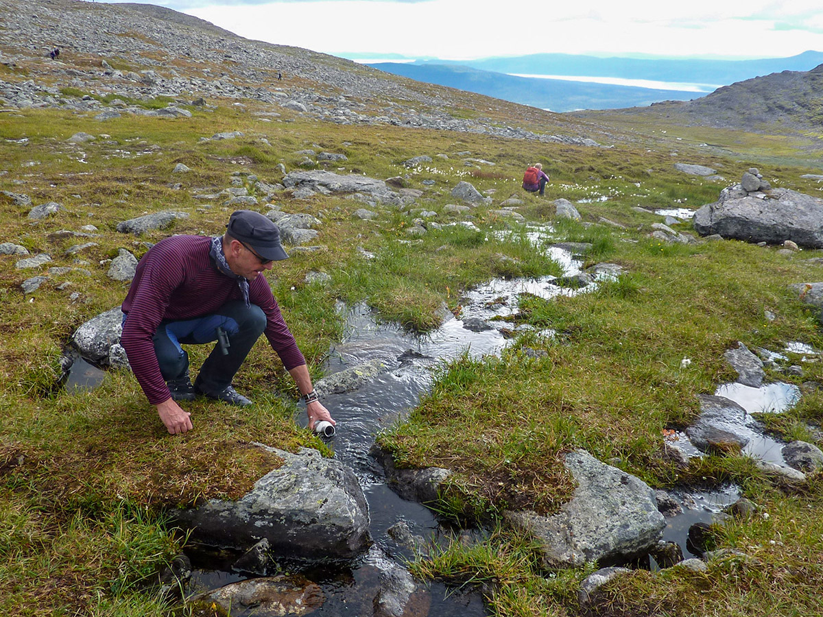 Vid en av jokkarna p&aring;pekar Tom vikten av att t&auml;nka p&aring; var du fyller p&aring; vatten; det b&ouml;r vara bra fl&ouml;de i vattnet och g&auml;rna en bit uppstr&ouml;ms fr&aring;n stigen. Och h&aring;ll utkik efter sp&aring;r av djur eller annan m&auml;nsklig aktivitet. Foto: Fabian Rimfors