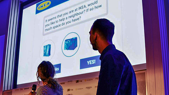 Totalvinnaren Rasmus Eriksson under hans lags presentation om hur Ikea kan f&ouml;rb&auml;ttra sina leveranser och logistik.