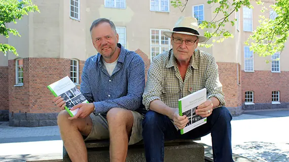 Tv&aring; av antologins f&ouml;rfattare, Joakim Thelander och Gudmund Jannisa.