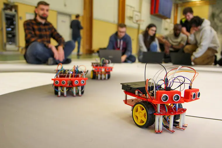 H&ouml;gskoleingenj&ouml;rsstudenter trimmar och tr&auml;nar inf&ouml;r H&ouml;gskolan Kristianstads robotrace.