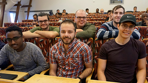 Alla världsdelar samlade. Längst fram sitter Kubrom Mulugheta, Eritrea, Muhammed Rami Alnaser, Syrien och Ingemar Lund, USA. Bakom sitter Karl Pedro Adamek Bastos, Brasilien, Jonathon Bisiach, Australien och Matej Zabkar, Slovenien.