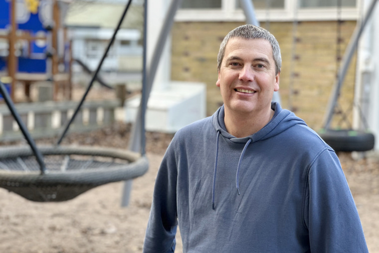 Jens Lundgren läser till lärare i F-3.