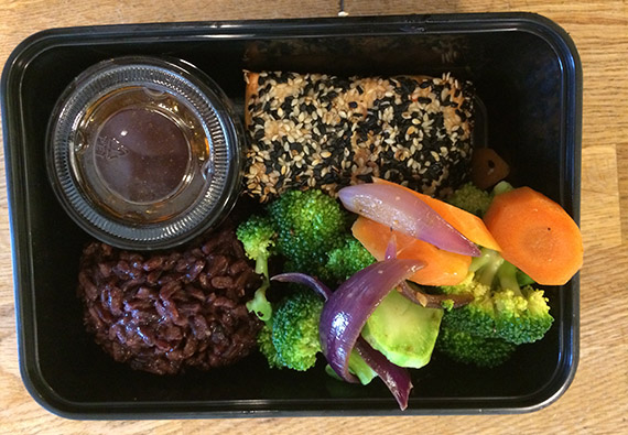 Sesamstekt lax, sesamchilisås, svart ris, broccoli, rödlök och morötter.