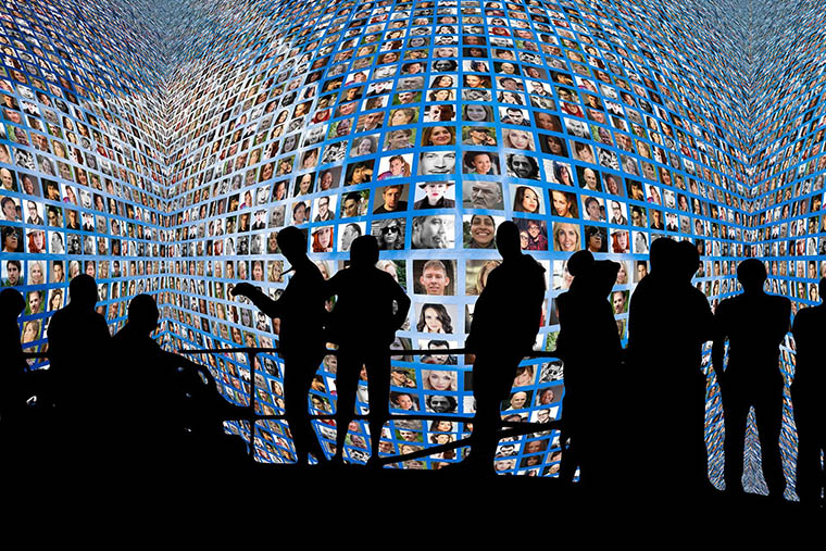 Massor av ansikten och siluetter i f&ouml;rgrunden.