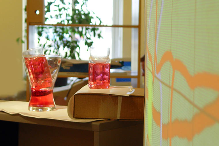 Watercalls mockup med tillbringare och glas.