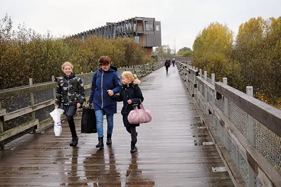 Kvinna med barn i vattenriket
