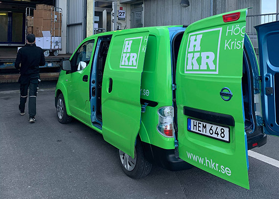 H&ouml;gskolans vaktm&auml;stare Kristoffer Barveskog lastar av den sk&auml;nkta skyddsutrustningen p&aring; Centralsjukhuset.