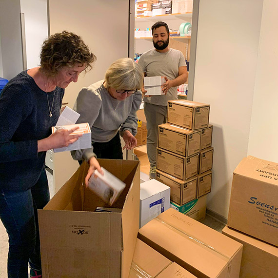 Birgitta Lindvall, Ann-Helene Ljunggren och Ismail Abbas, fr&aring;n Sjuksk&ouml;terskeprogrammet och Tandhygienistprogrammet, paketerar all skyddsutrustning som kan vara till hj&auml;lp f&ouml;r Centralsjukhuset.