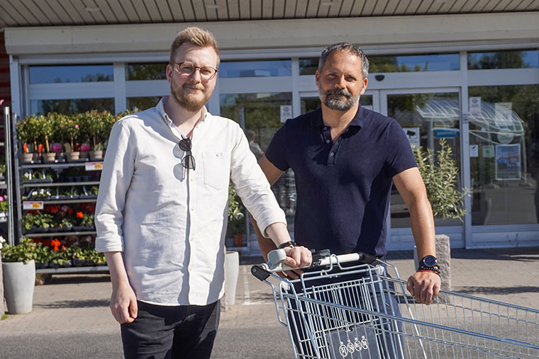 Axel Welinder och Jens Hultman med kundvagn.