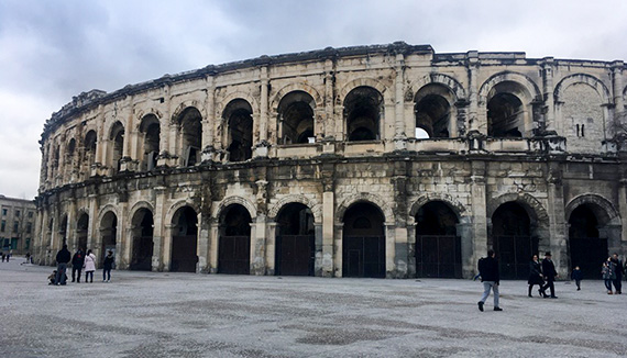 Ar&egrave;nes de N&icirc;mes en gammal arena i staden Nimes som f&ouml;rr anv&auml;ndes f&ouml;r tjurf&auml;ktning.