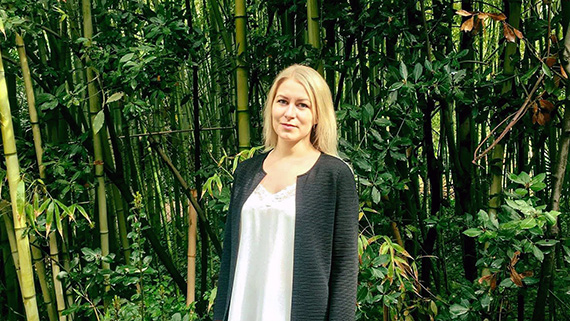 Sara Lindberg i bambuskogen som finns p&aring; omr&aring;det i Tour du Valat.