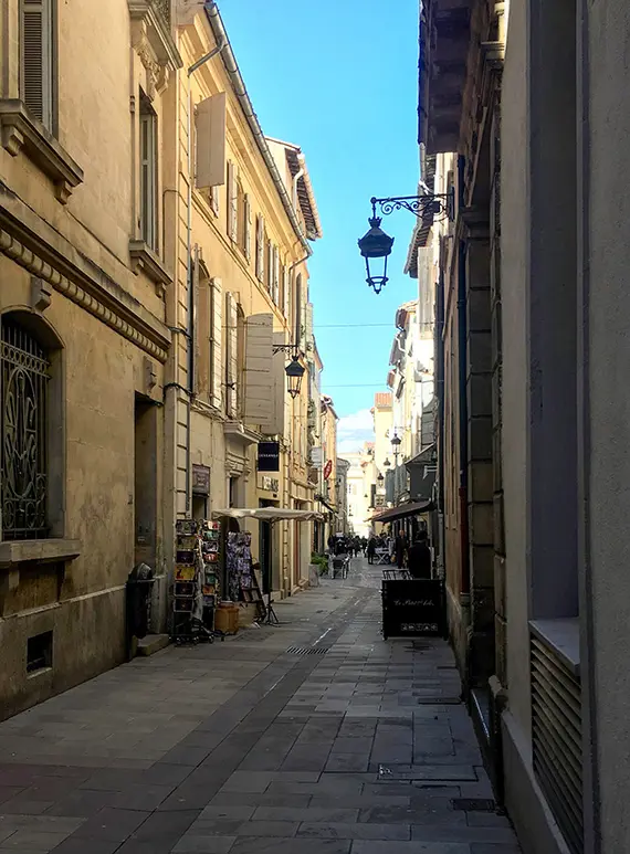 Butiksgata i staden Arles som inte ligger l&aring;ngt bort.