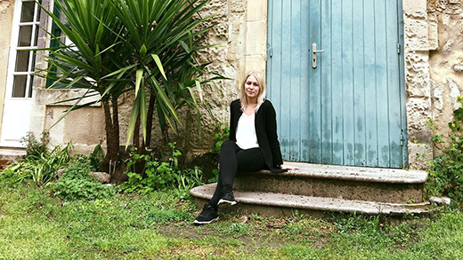 Sara Lindberg vid ett av de f&ouml;rsta husen som byggdes p&aring; Tour du Valat. Det &auml;r &auml;ven ett stall.