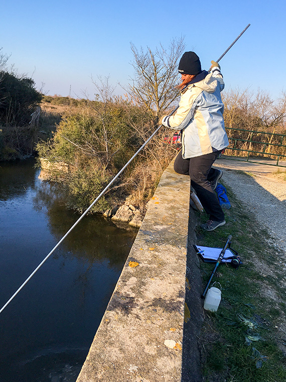 Sara kontrollera djupet p&aring; en av sj&ouml;arna de h&auml;mtar vatten ifr&aring;n. Djupet kan variera mycket mellan veckorna och kan ha betydelse f&ouml;r resultaten.
