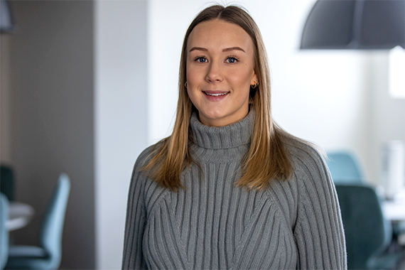 Emilia läser till lärare i åk 4-6