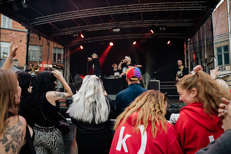 Publik framf&ouml;r en scen.