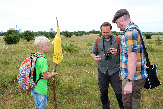 Datavirusens fanbärare Thage Bergström frågar landskapsvetarna Niclas Eneberg och Kent Johnsen vad det är för någon märklig tistel han hittat.