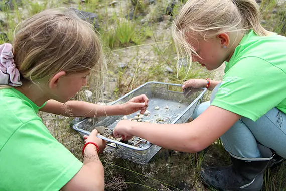 Ella och Ebba från Hjärncellerna har hittat en 80 miljoner år gammal hajtand från Kritahavet.