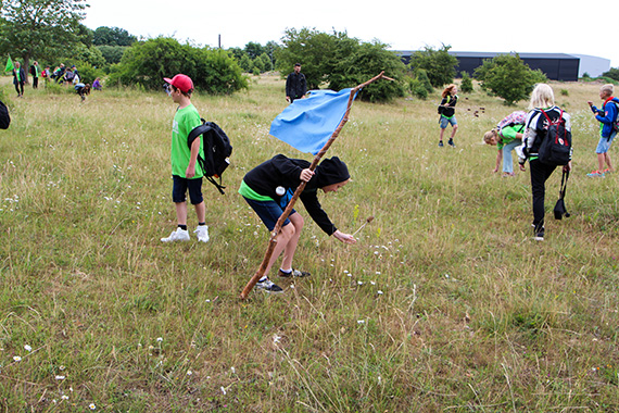 Lucas Larsson Jarl från Börshajarna tror på seger i första tävlingen att artbestämma och identifiera blommor.