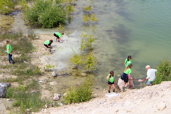Med korgar och durkslag silade campuskidsen fram stora mängder fossil vid Ullstorps kalkbrott.